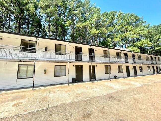 Building Photo - 1 Bed/1 Bath Apartment for Rent in Brandon... Unit 8