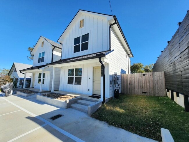 Building Photo - 102 E Fawn St