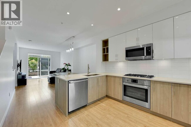 Photo - 7039 Macpherson Ave