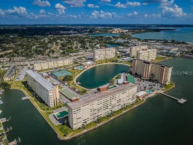 Building Photo - 4575 Cove Cir Unit 703