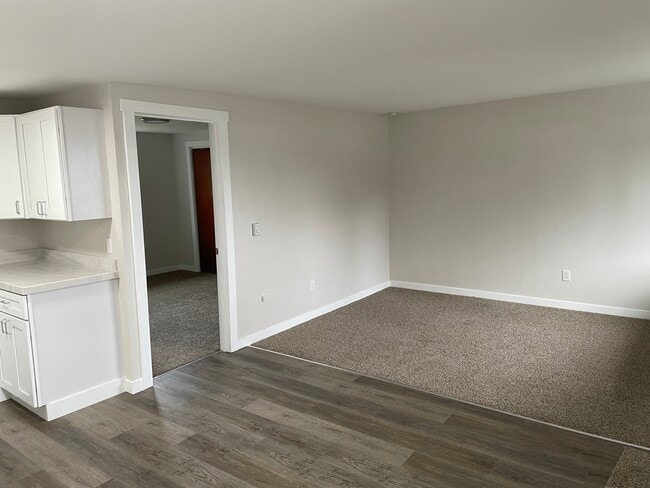 Sala de estar fuera del dormitorio principal - 1205 Cora St SE Unidad C