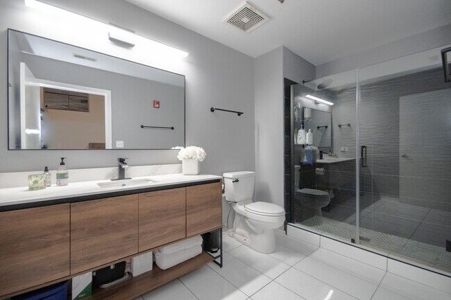 Photo - 933 W Van Buren St Unit 422