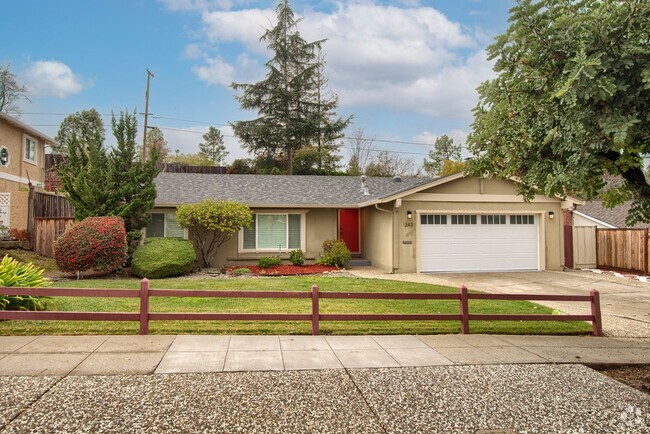 Building Photo - Beautiful 3 Bedroom Home