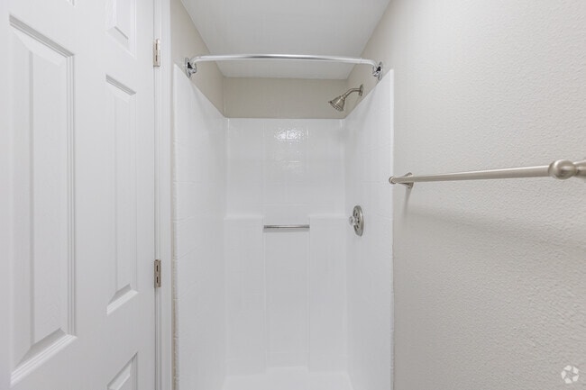 2BR, 2BA - 965SF - Shower