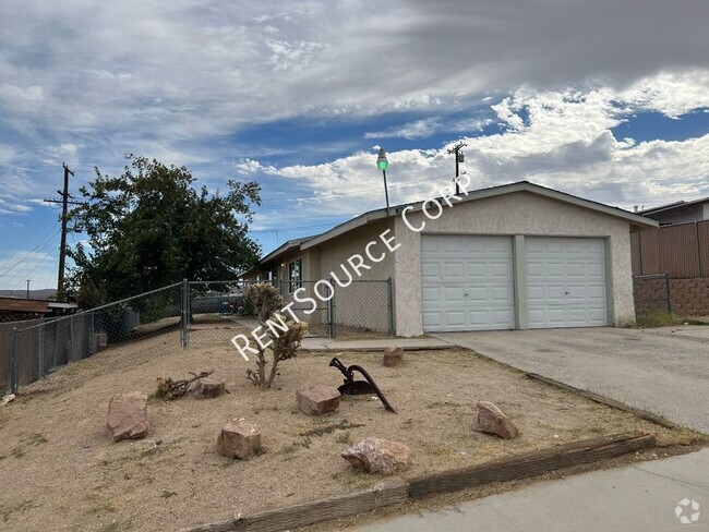 Building Photo - 2 Bedroom Duplex For Rent in Barstow Rental