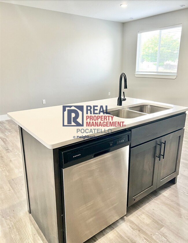 Photo - 3 Bedroom 2.5 Bathroom Town Home - 1 Car Garage - Small dog allowed