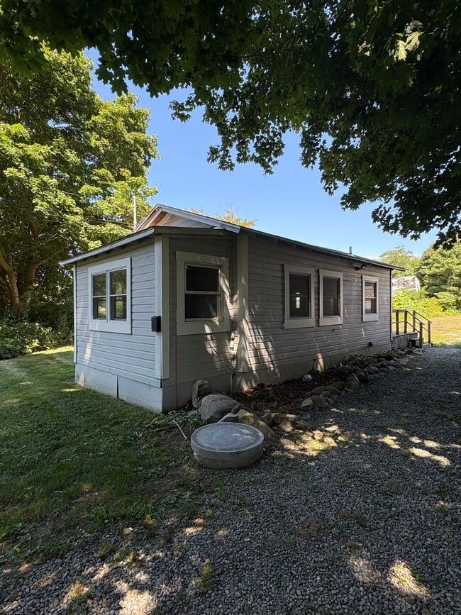 Building Photo - Quiet and Cozy Single Family in Noank Village Rental