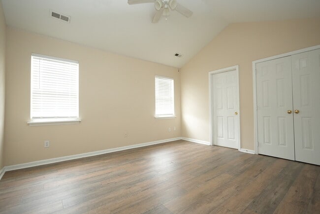 3 bedroom, 2.5 bathroom home with great cu... - 3 bedroom, 2.5 bathroom home with great cu...