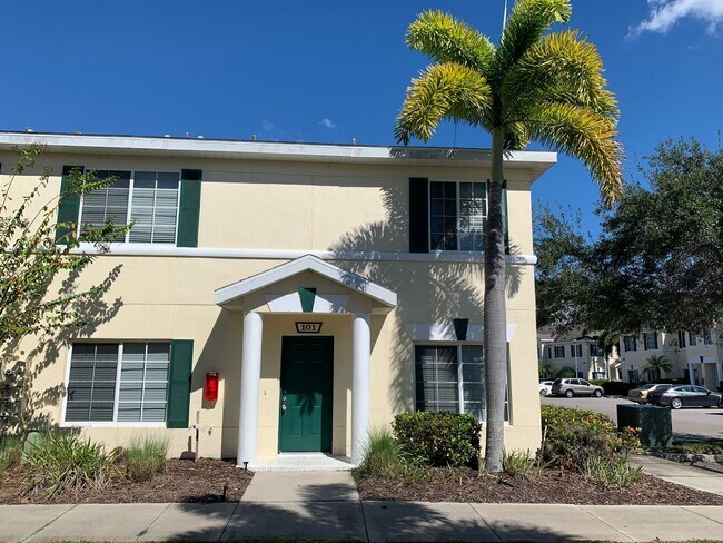 Building Photo - GORGEOUS 3 BEDROOM, 2.5 BATHROOM TOWNHOME ...