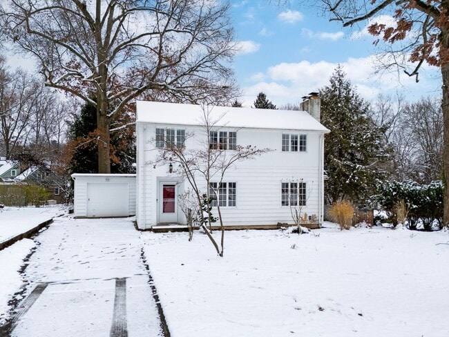 Building Photo - Two bedroom single-family home