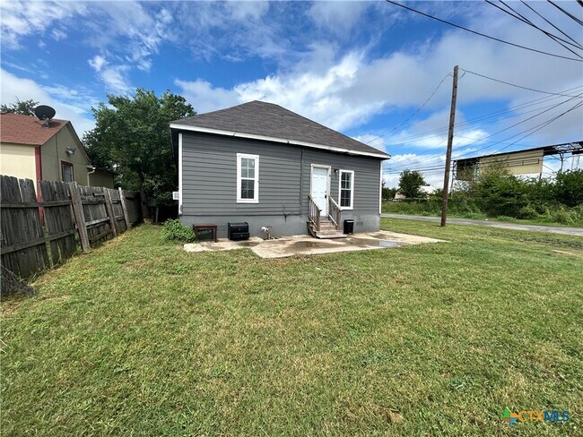 Photo - 400 Symes St