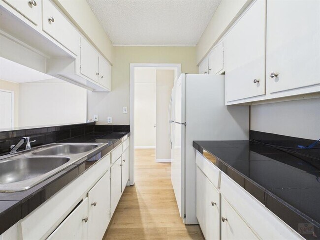 Photo - 616 W 51st St