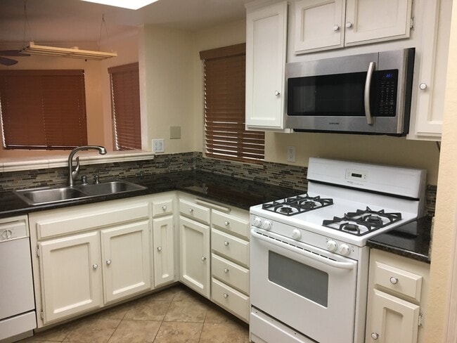 Photo - 2 Bed, 2 1/2 Bath Townhome with 1 car garage!