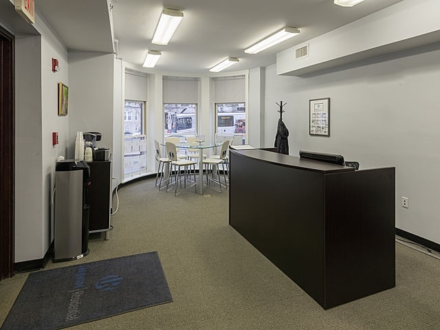 Ventana delantera - 1404-1406 Beacon Street