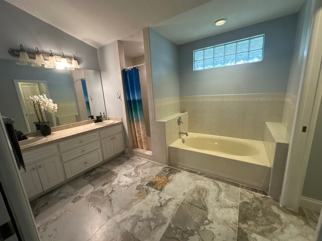 Photo - 908 Wicketrun Dr