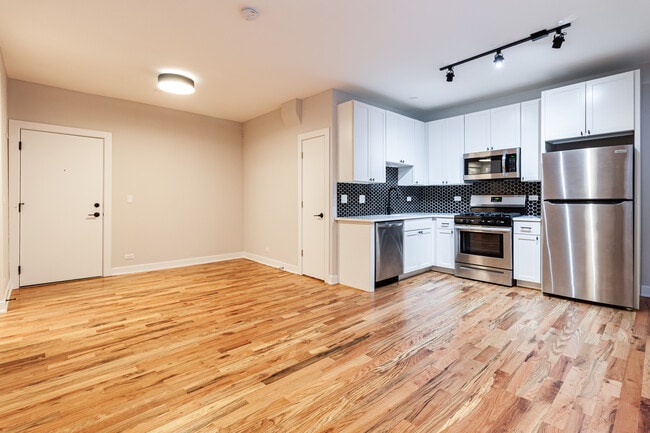 Building Photo - 655 W Wrightwood Ave Unit DS-213 Rental