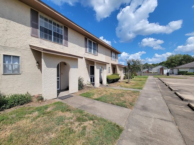 Building Photo - 1815 Country Village Blvd