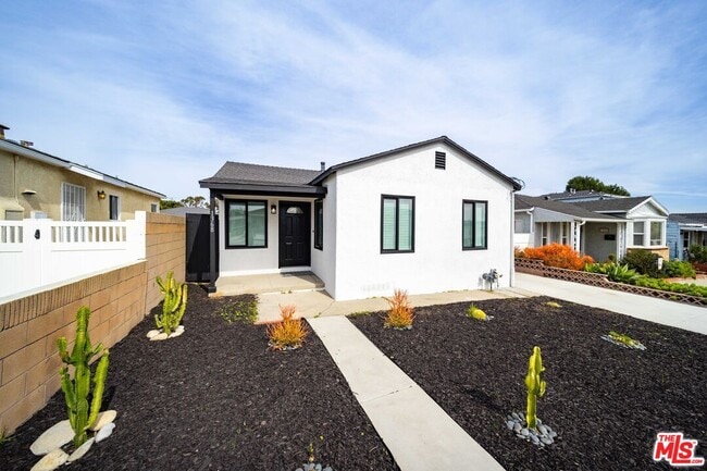 Building Photo - 1368 W Summerland Ave Rental
