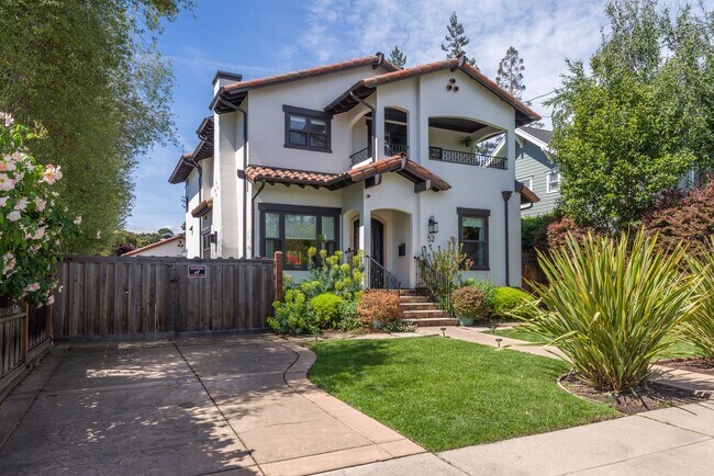 Building Photo - Remodeled Mediterranean in the Highly Sought after Mount Carmel Neighborhood
