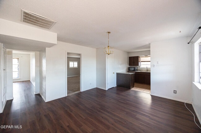 Photo - 5409 Edmonton Ave