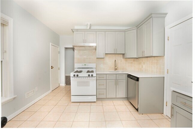 Photo - 46 Wyllis Ave Unit 2