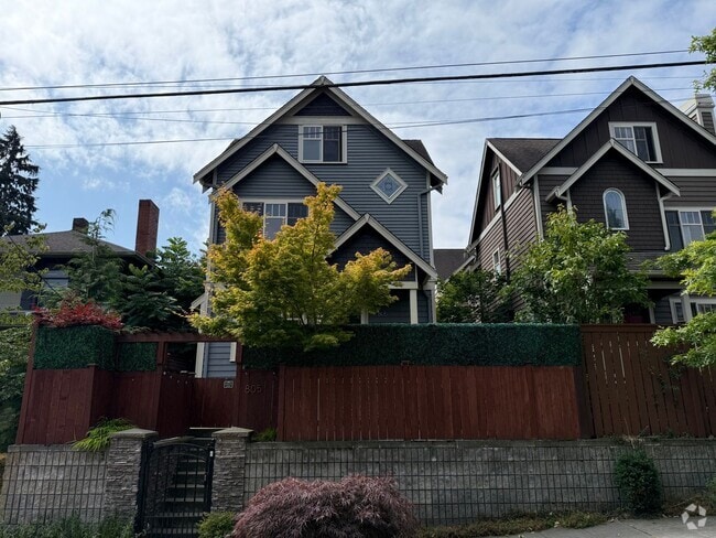 Building Photo - Modern 3bd Home Close to Woodland Park Zoo!