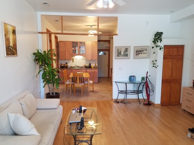 Photo - 1538 N Wood St Unidad #1