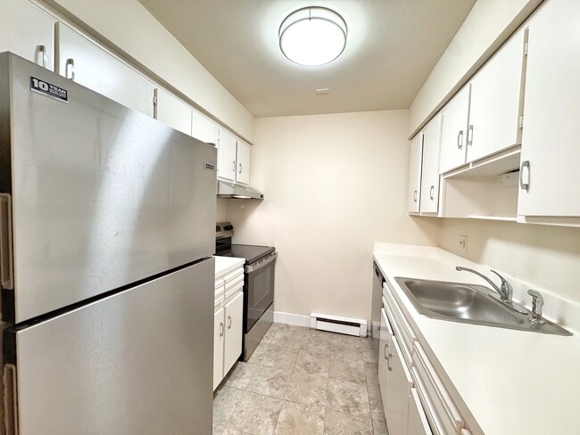 Building Photo - 24 Ferris Ave Unit 4