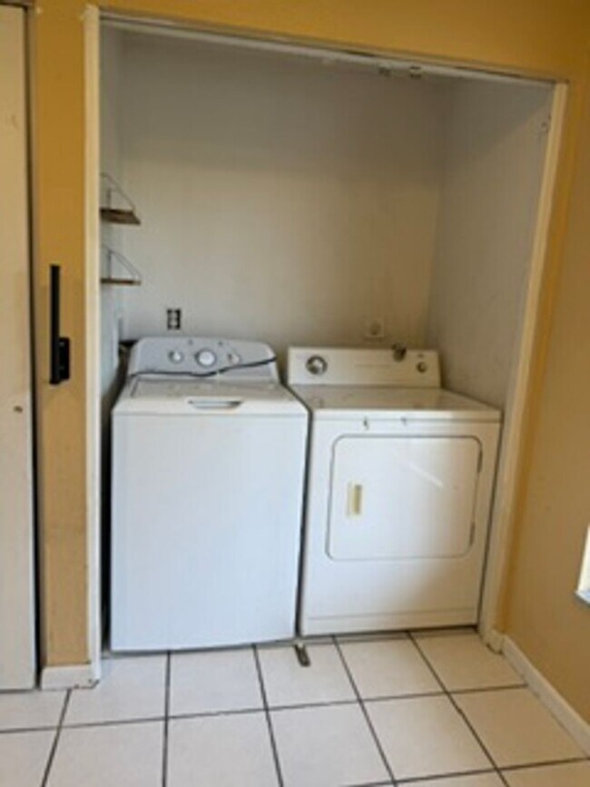 Photo - 1527 Schoolhouse St