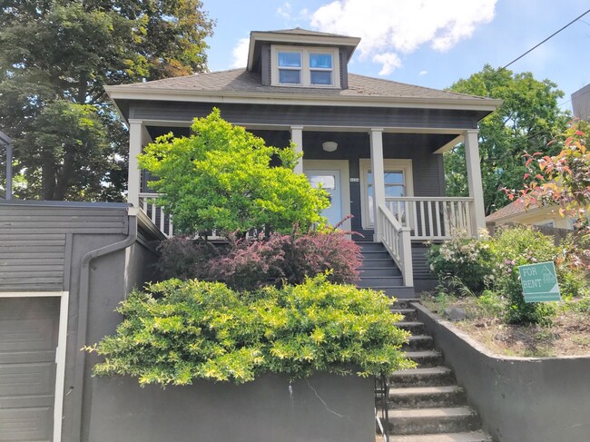 Vernon Craftsman Nestled into a Rare Dead-... - Vernon Craftsman Nestled into a Rare Dead-... House