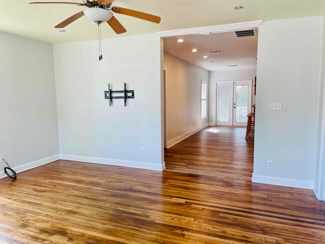 Photo - 117 SE Gilliland Rd