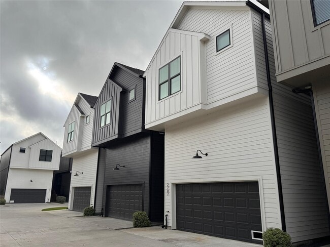 Building Photo - 2705 Oakwood Crst Ln