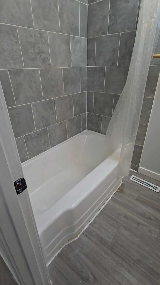 Photo - 786 Toronto St Unit 2