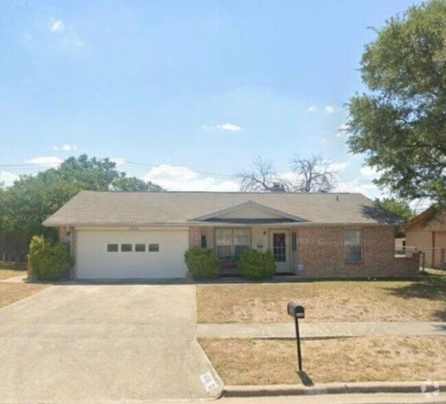 Building Photo - Charming 3-Bedroom, 1.5-Bathroom Home – Av...