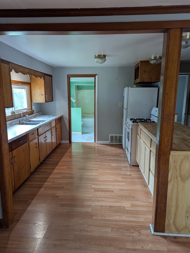Building Photo - 1128 N Main St Rental