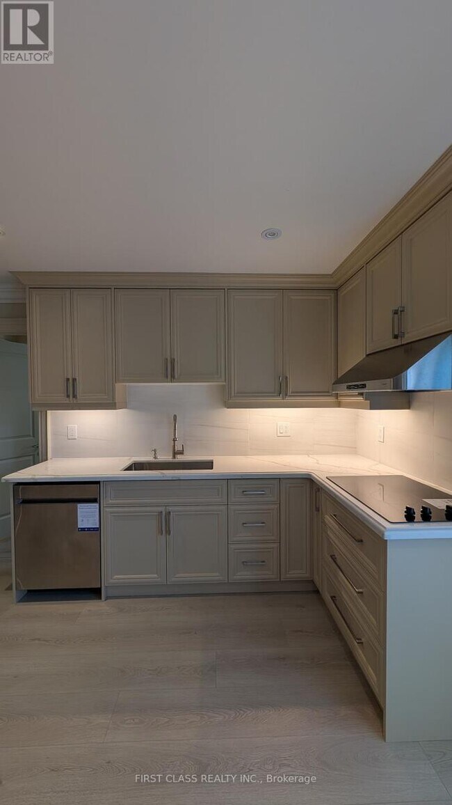 Photo - 424 Roehampton Ave
