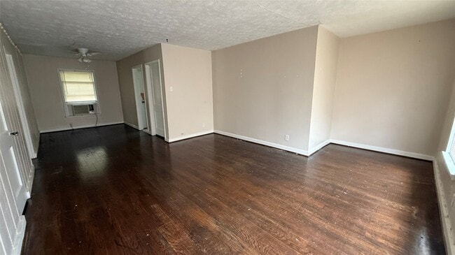 Building Photo - 4420 Roseland St Unit 05