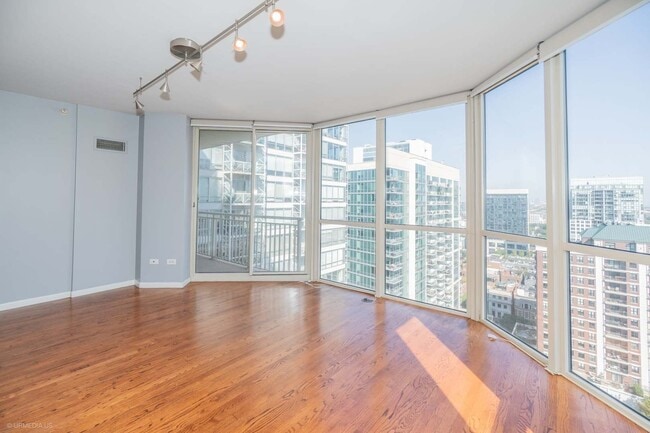 Photo - 645 N Kingsbury St Unidad 2109