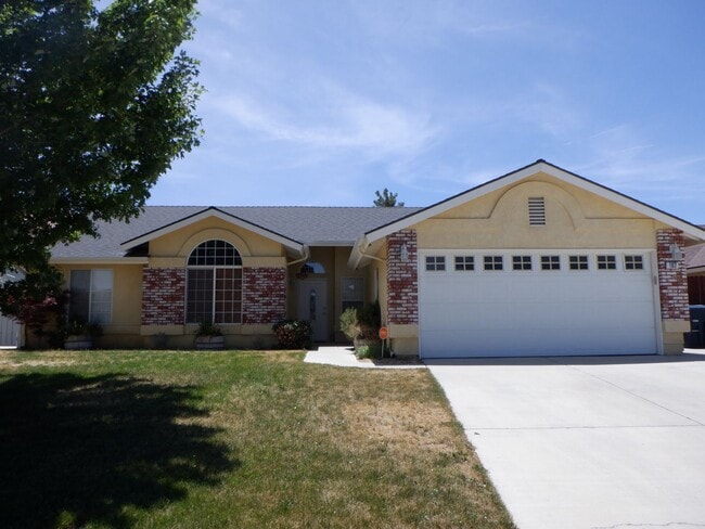 Building Photo - Beautiful 3-bedroom, 2-bath home in Tehachapi (Available 6/10/26)