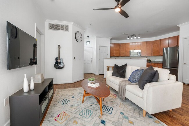 Photo - 2502 Leon St