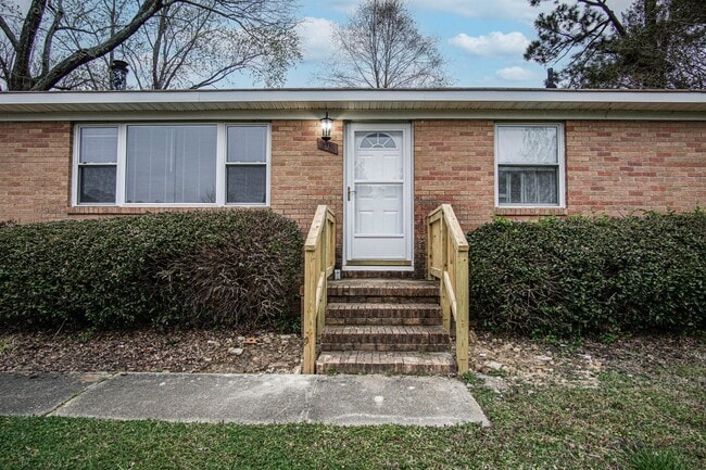 Photo - Williamsburg VA 3BR Rental – Updated Home with Granite Kitchen, Bonus Room & Fenced Backyard