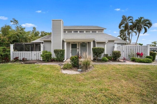 Building Photo - Well-maintained,2 bed 2 bath two-story condo located in Fort Myers