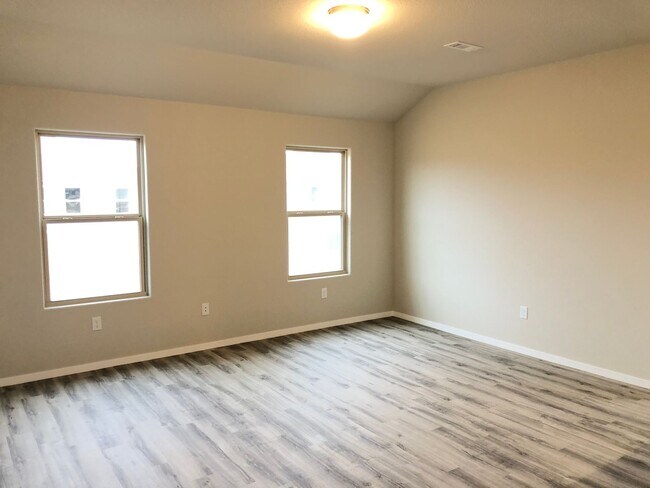 Photo - 3 bedroom 2 bath, 2c garage.  very nice ho...