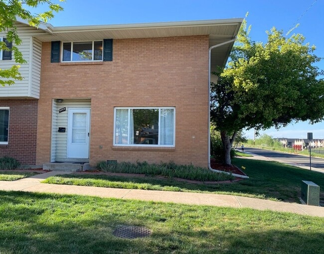 Spacious 2BR Townhome in Denver - Spacious 2BR Townhome in Denver