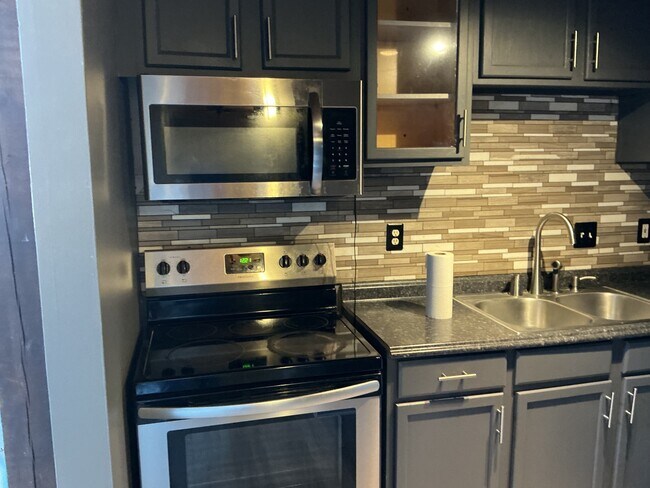 Photo - 201 S Hoskins Rd