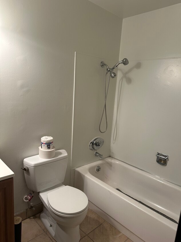 Bathroom - 301 Nevin Ave (Richmond, CA)