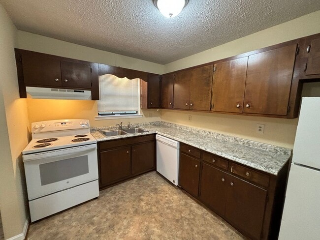 Building Photo - 301 Chateau Dr SE Unit Apt 2