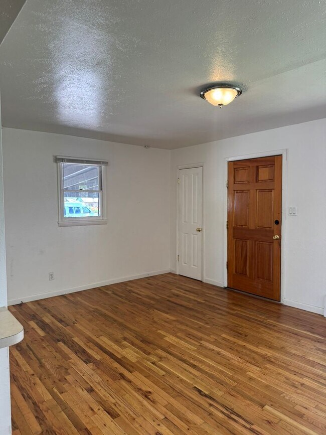 Photo - 3Bed 1Bath Ground Floor Unit Near Campus!!!!! Unit A