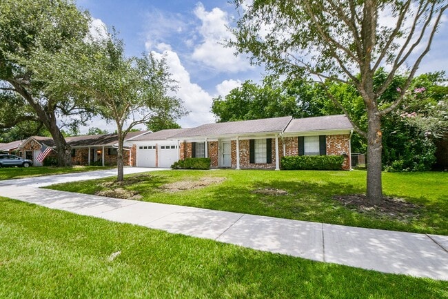Building Photo - 2303 Willow Blvd