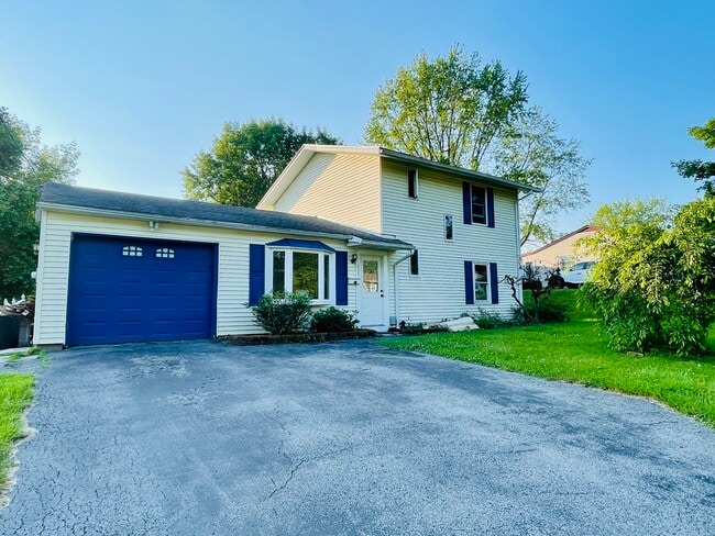 Photo - 421 Woodburne Dr House